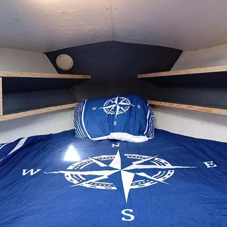 Sur L'eau - Bateau Cosy A Nantes
