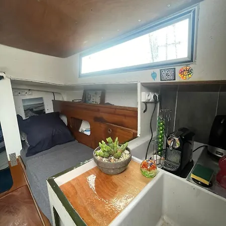 Sur L'eau - Bateau Cosy A Nantes *